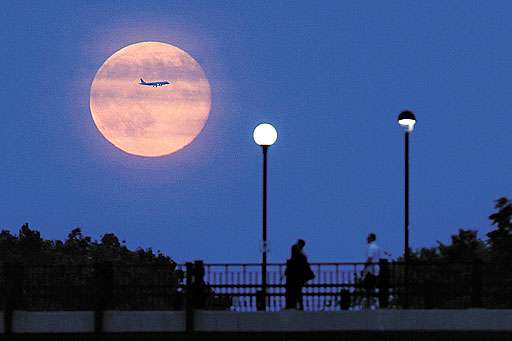 Avião passa em frente à Superlua em Ottawa, nos Estados Unidos, na ocorrência anterior do fenômeno, em 12 de julho