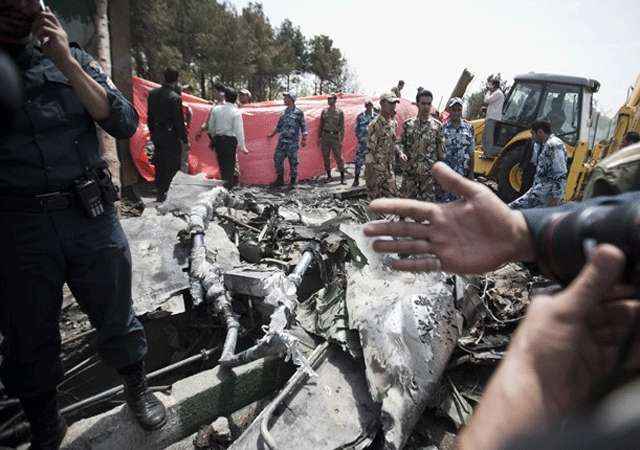 Forças de segurança iranianas pedem para que não façam fotos dos destroços do avião