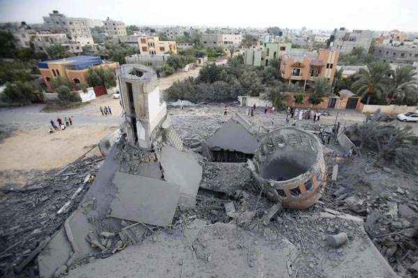 Mesquita que teria sido destruída em ataque aéreo israelense antes da trégua de 72 horas, em Khan Younis, no sul da Faixa de Gaza