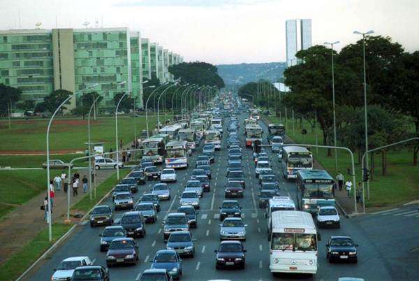 O Brasil fechou 2012 com cerca de 76 milhões de veículos, mais do dobro do número registrado 11 anos antes, quando havia 34,9 milhões de carros nas ruas