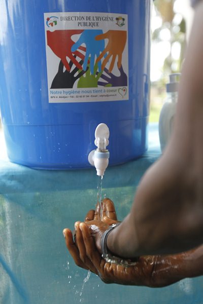 Homem lava as mãos como medida preventiva contra ebola