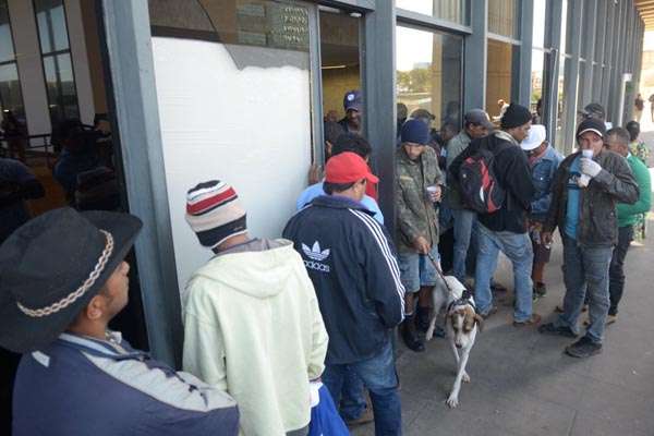 Manifestantes se reúnem no prédio do Incra