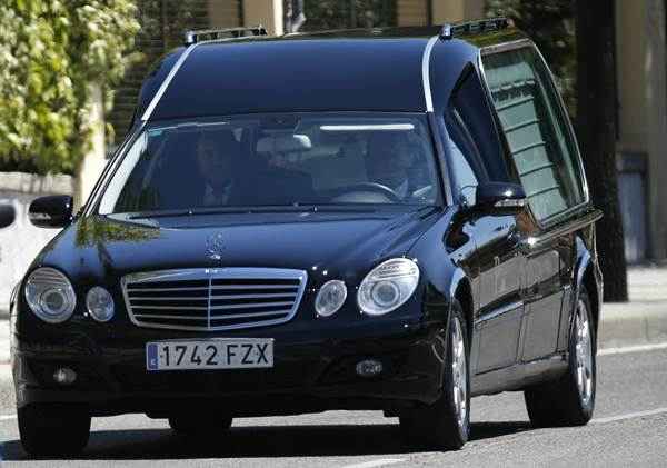 Carro carrega o caixão do padre espanhol Miguel Pajares em Madrid