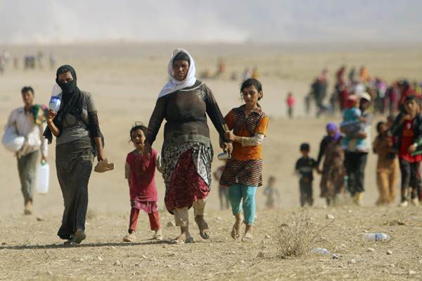 Famílias fogem da violência das forças leais ao Estado Islâmico, no Sinjar