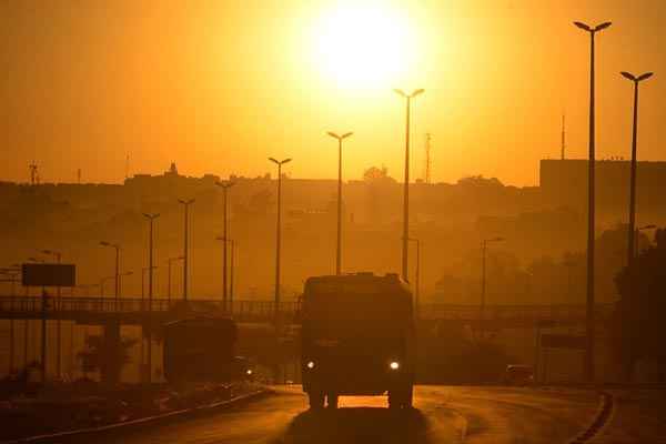 O céu ficará claro, mas em alguns períodos o sol aparecerá entre nuvens