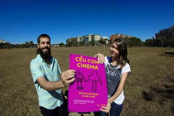 Os organizadores do Céu com Cinema, Maria Eduarda Lóes e Fabricio Timm, em frente ao gramado da 207 Norte