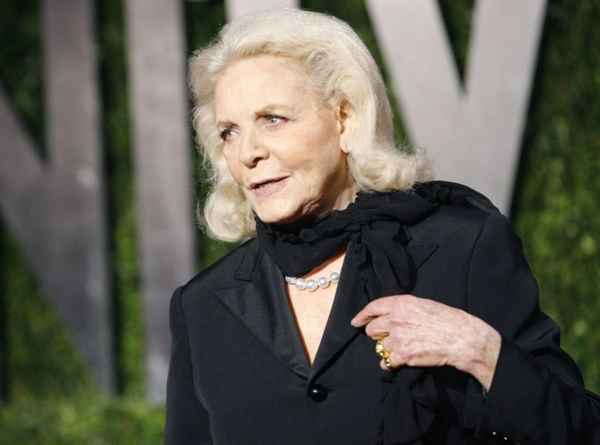 Atriz Lauren Bacall recebe homenagens discretas de fãs e personalidades