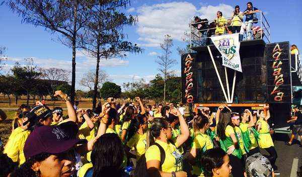 Os fiéis movimentaram o Eixo Monumental, que ficou engarrafado em alguns pontos. A PM explicou que duas faixas estavam reservadas para o público e para os dois trios elétricos