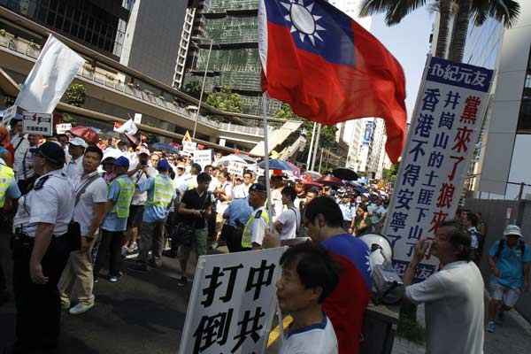 De acordo com os organizadores da manifestação deste domingo, a Aliança para a Paz e a Democracia, a maioria silenciosa de Hong Kong, rejeita a ameaça do Occupy Central, um movimento inspirado no Occupy Wall Street