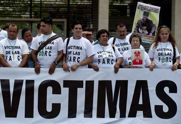 Manifestantes protestam em apoio às vítimas dos guerrilheiros das FARC durante o Fórum Nacional de Vítimas, em Cali