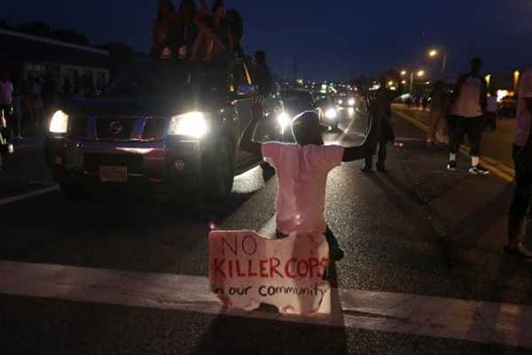 Protestos continuam depois que o jovem negro Michel Brown morreu in Ferguson, no Missouri