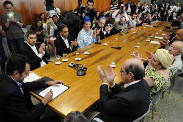 Agnelo Queiroz (E) se reuniu hoje com líderes religiosos do DF para a assinatura do decreto