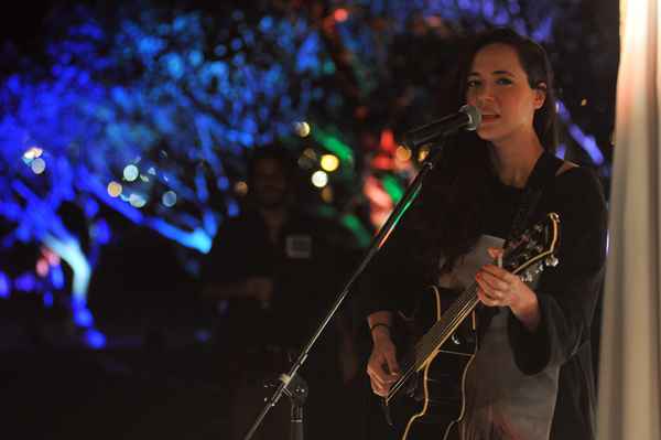 Evento desta noite reúne desfiles da estilista Fernanda Ferrugem, além de apresentações da cantora Tiê e DJs