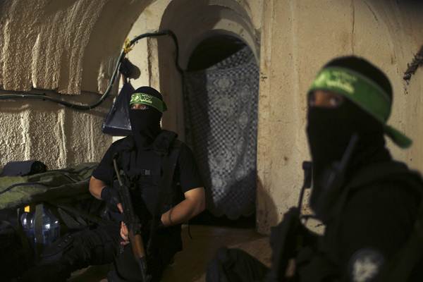 Combatentes palestinos das Brigadas Izz el-Deen al-Qassam, são vistos dentro de um túnel subterrâneo em Gaza