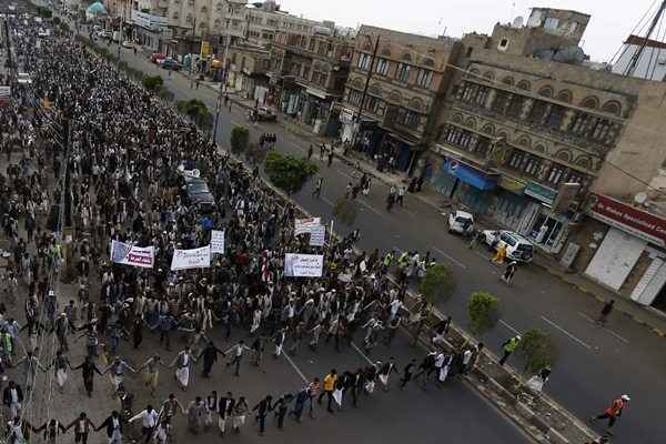 Manifestantes marcham durante protesto organizado pelo movimento xiita Houthi para exigir do governo a revogação a decisão de reduzir os subsídios aos combustíveis em Sanaa