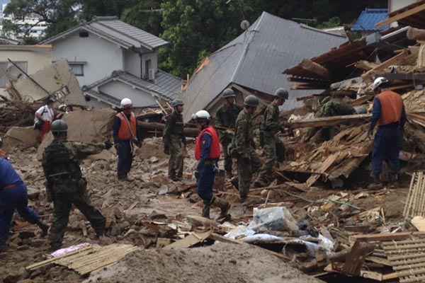 Equipes de resgate buscam por sobreviventes em local onde ocorreu deslizamento de terra, em Asaminami, no oeste do Japão