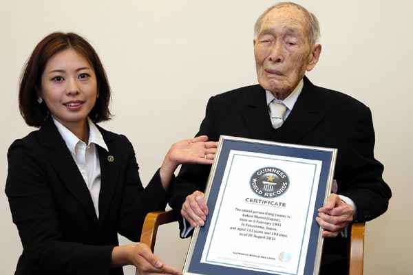 Sakari Momoi recebe certificado do Guinness World Records que o nomeia como o homem mais velho do mundo, em Tóquio