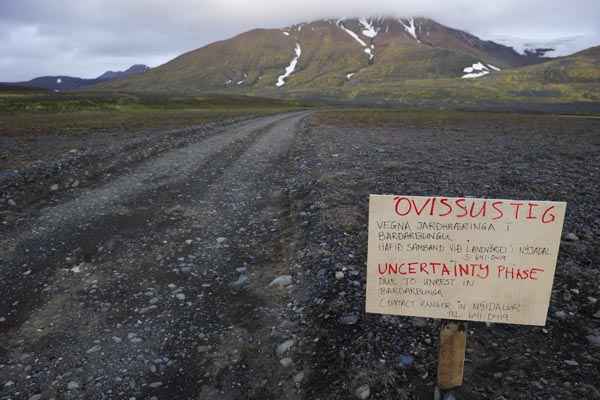 Sinal de aviso bloqueia a estrada para o vulcão Bardarbunga, na região noroeste da geleira Vatnajökull