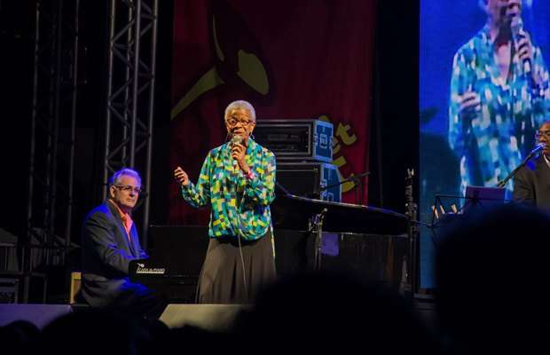 Germaine Bazzle durante apresentação na sexta-feira (22)