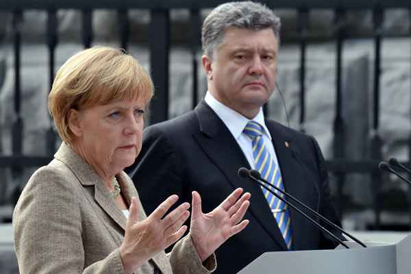 Em Kiev, a viagem de Merkel é interpretada como um gesto de apoio, sobretudo porque acontece na véspera do feriado nacional da independência da Ucrânia