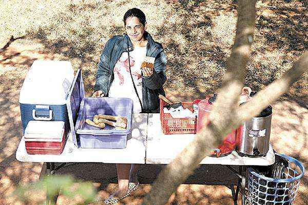 Vanira monta a mesa todos os dias no Sudoeste: rotina que inclui acordar às 3h para preparar os alimentos