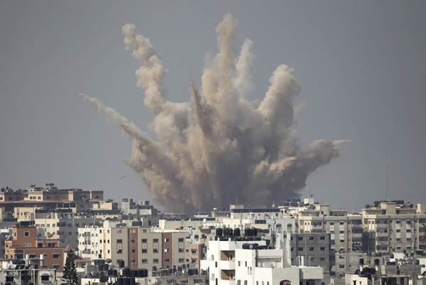 Fumaça domina o céu após um ataque aéreo israelense em Gaza nesta segunda-feira (25/8)