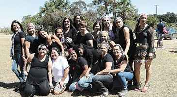 Depois de maquiadas, mulheres que têm câncer posaram juntas para as fotos no Parque da Cidade