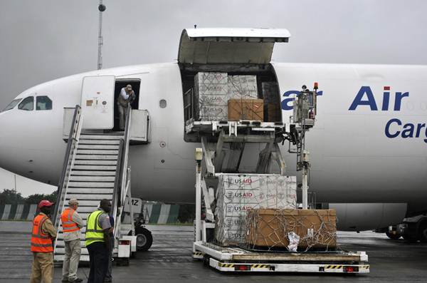 Equipamentos médicos para a luta contra ebola é descarregado no Aeroporto Internacional Roberts em Monrovia