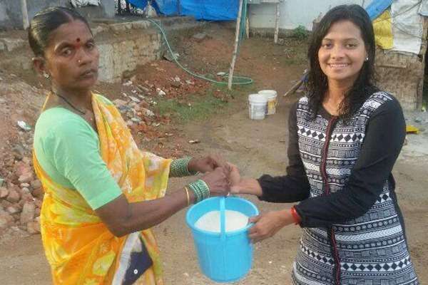 Participantes do desafio devem doar um balde arroz e postar uma foto ou um vídeo com a hashtag #RiceBucketChallenge