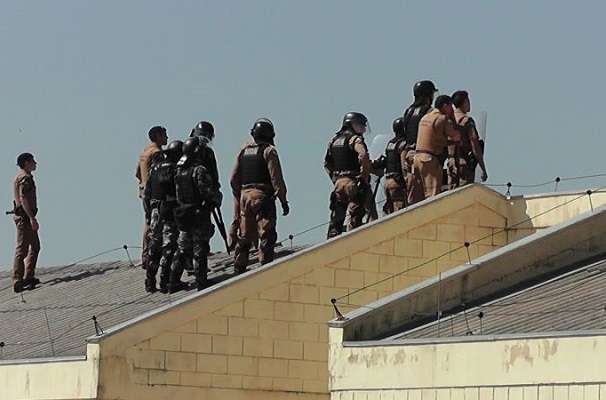 Policiais no terraço da penitenciária de Cascavel: saldo de cinco mortos