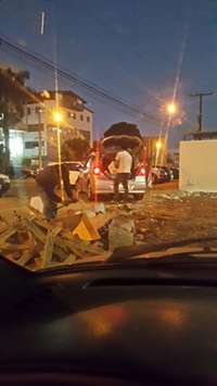 Homens aproveitam para levar água no porta-malas