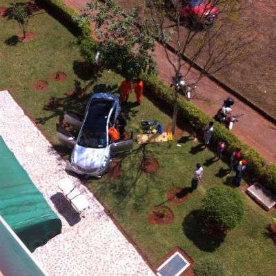 O motorista foi atendido pelos bombeiros no jardim do prédio