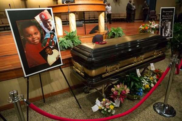 O caixão de Michael Brown é visto em igreja, em St. Louis, Missouri. CNN divulgou áudio no qual é possível ouvir seis tiros, seguidos de uma pausa e depois de outros quatro ou cinco tiros feitos pelo policial