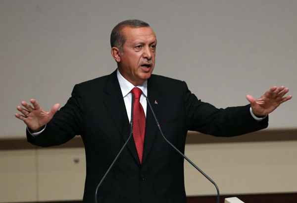 Erdogan entrega a Davutoglu direção do partido governante na Turquia