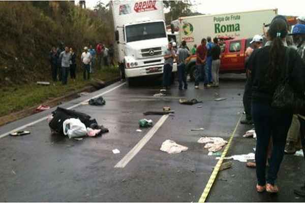 Rodovia interditada devido ao acidente que deixou duas vítimas