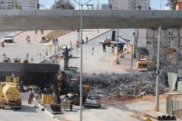 Operarios trabalham na demolição do Viaduto Batalha dos Guararapes, na capital mineira