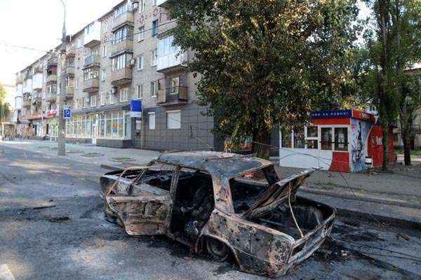 Carro destruído em ataque desta semana em Donetsk