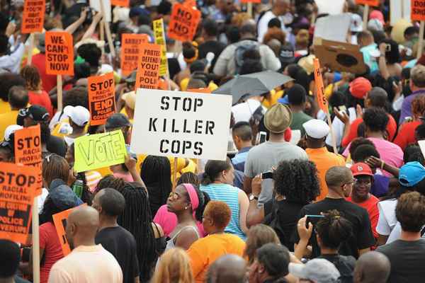 Os protestos aconteceram em Ferguson, no Missouri, centro dos EUA