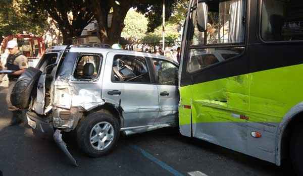 Veículo atingiu pelo menos 13 carros e um ônibus comum. Trânsito está interditado