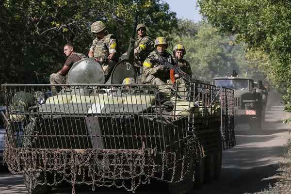 Militares ucranianos andam em veículo blindado perto de Kramatorsk