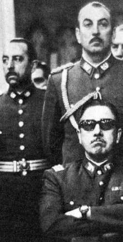 O general Augusto Pinochet e seus capangas em Santiago do Chile, em 11 de setembro de 1973