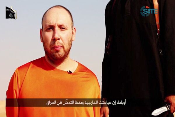 Jornalista americano Steven Sotloff vestido de laranja e de joelhos em uma paisagem do deserto falando para a câmera antes de ser decapitado por um militante mascarado