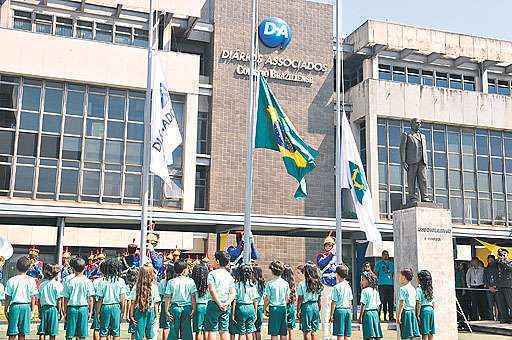 Durante a solenidade os integrantes do Batalhão da Guarda Presidencial hastearam as bandeiras do Brasil, do DF e dos Diários Associados, ao do lado busto de Assis Chateaubriand, fundador do grupo de comunicação