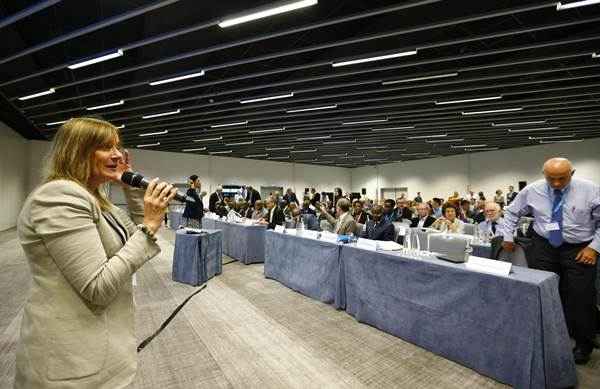 Marie Paule Kieny, assistente do diretor-geral da Organização Mundial da Saúde (OMS), aborda os participantes na abertura de uma consulta de peritos internacionais em terapias e vacinas potenciais contra o ebola