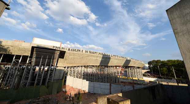 Alça norte, que permanece de pé, está escorada por segurança e deve ser implodida no dia 14. Marcações para distribuição de explosivos que farão pilares virem abaixo começaram a ser feitas por operários ontem