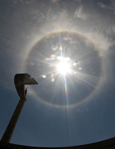 O halo pode aparecer com forma de anéis, arcos, coluna ou focos luminosos