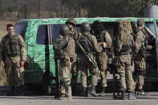 Soldados ucranianos fazem operação na cidade de Mariupol