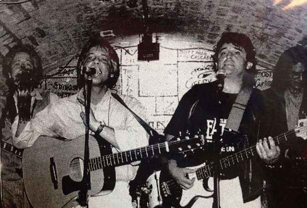 O grupo Friends em apresentação no Cavern Club, em Liverpool, onde Paul, John, George e Ringo começaram