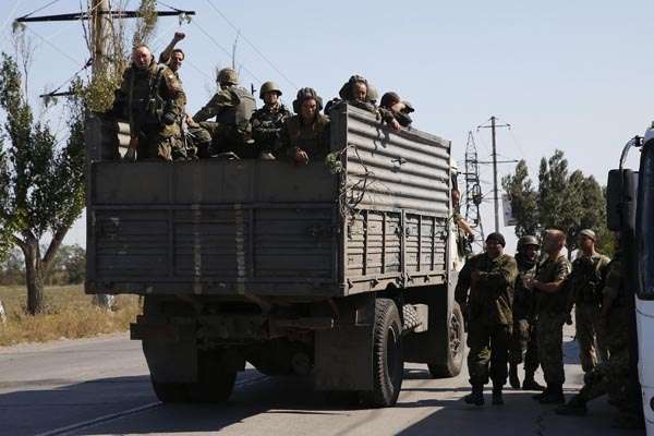 Soldados ucranianos são vistos em posto de controle na cidade de Mariupol, no sul do país