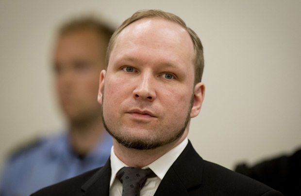 Em julho de 2011, Breivik detonou uma bomba perto da sede do Governo em Oslo